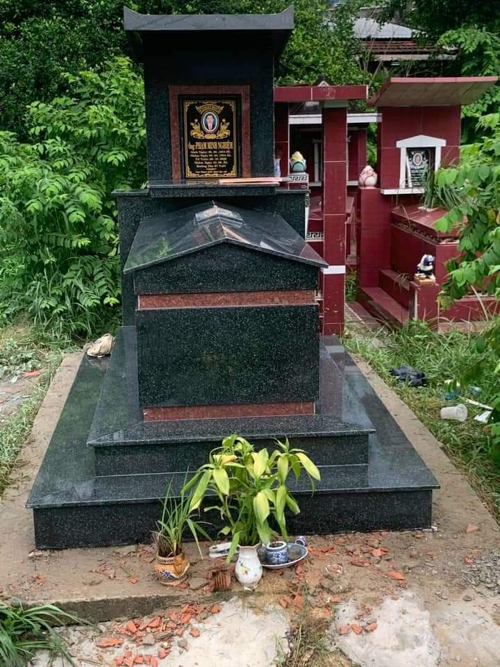 mộ đá hoa cương