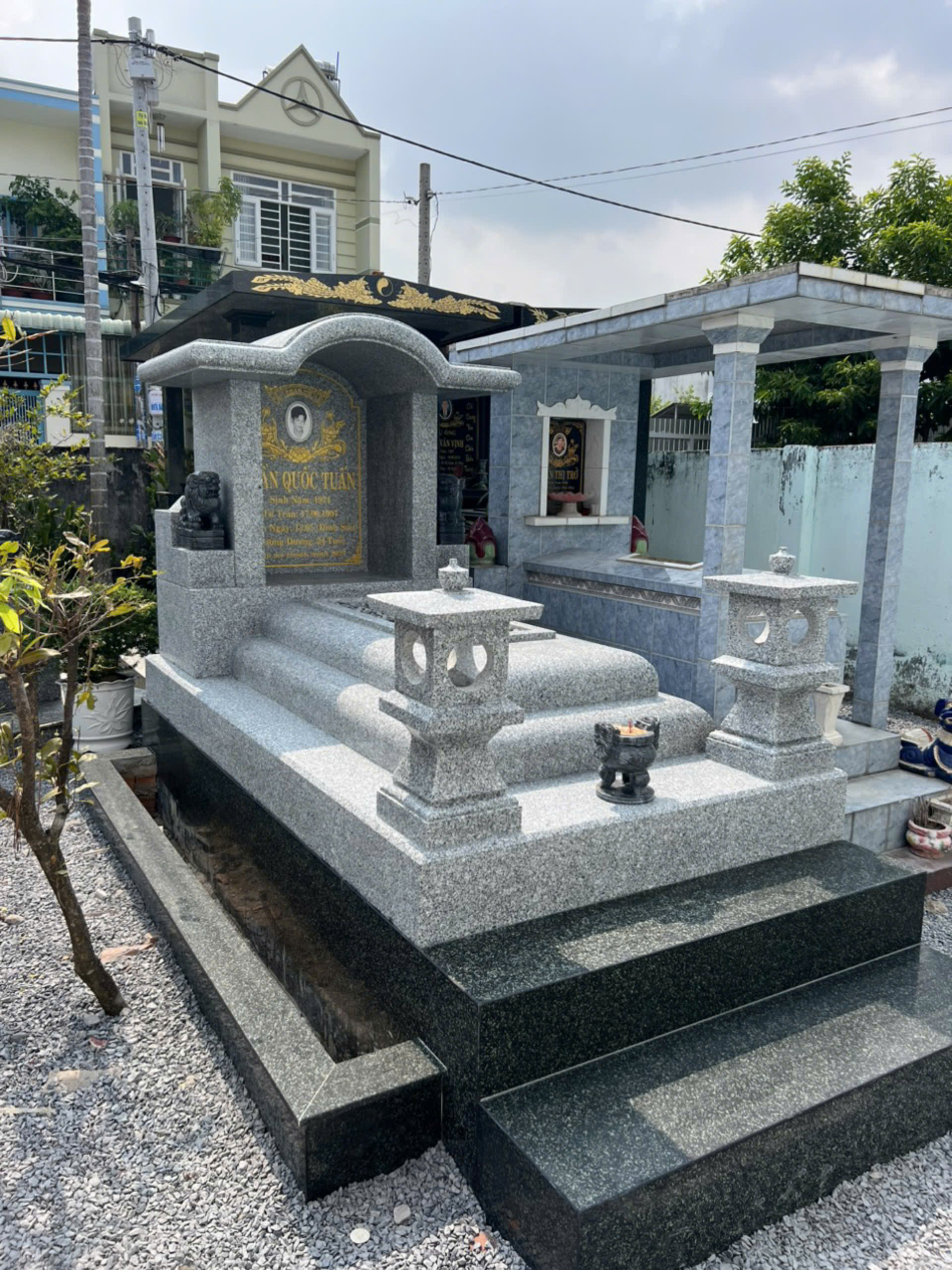 mộ đá hoa cương 2025