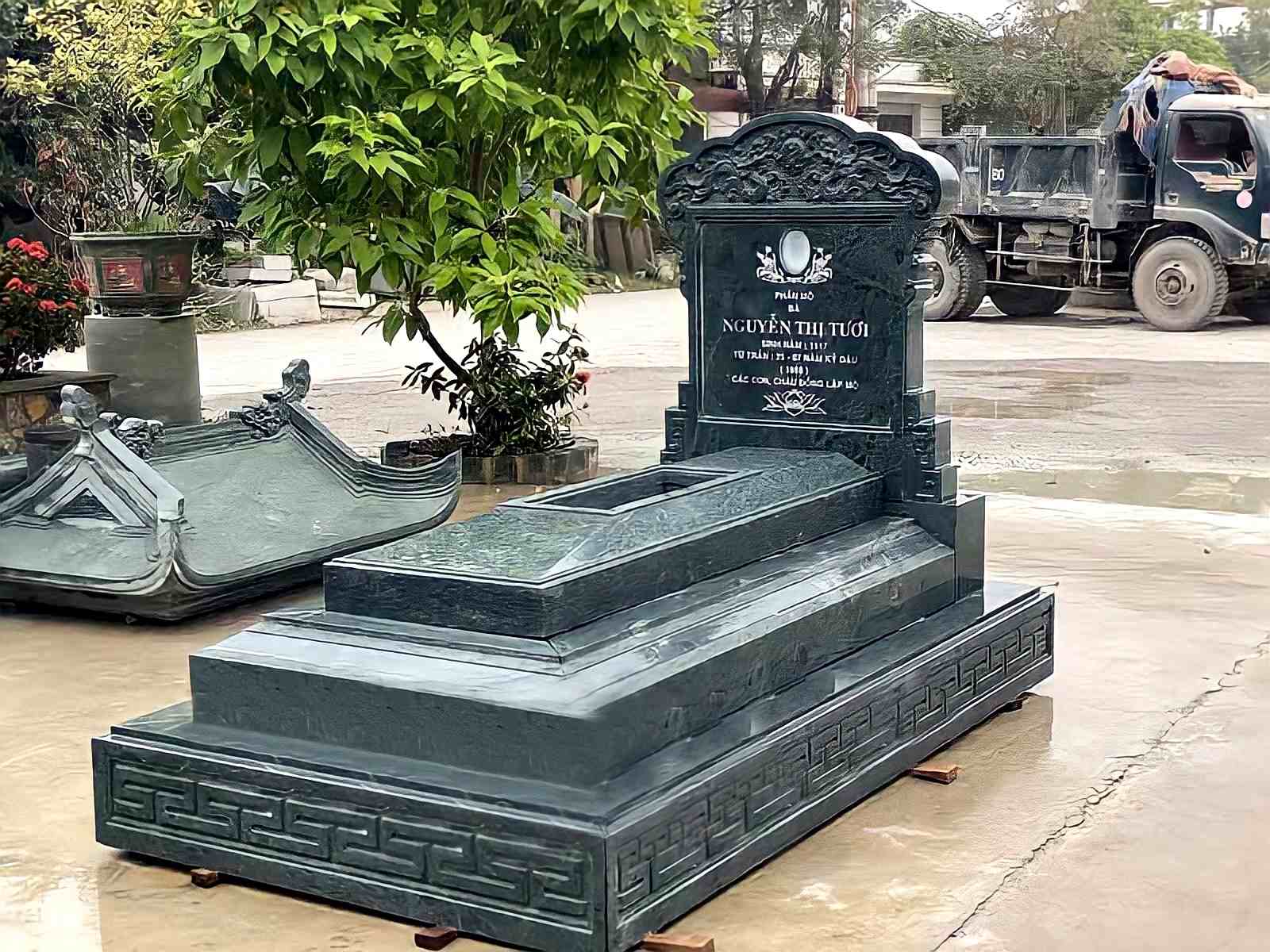bia mộ đá granite đen nguyên khối