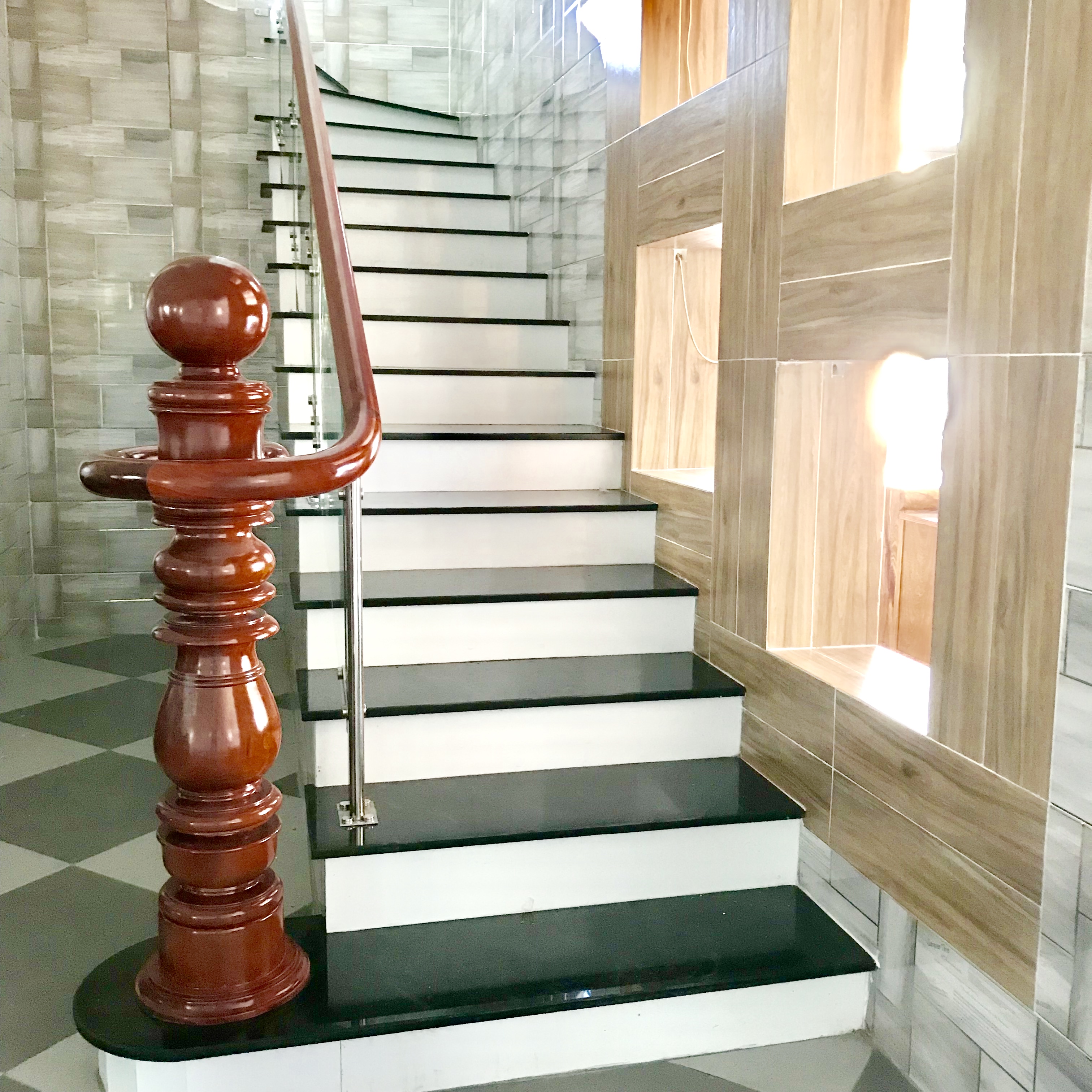 Cầu thang đá hoa cương tay vịn gỗ