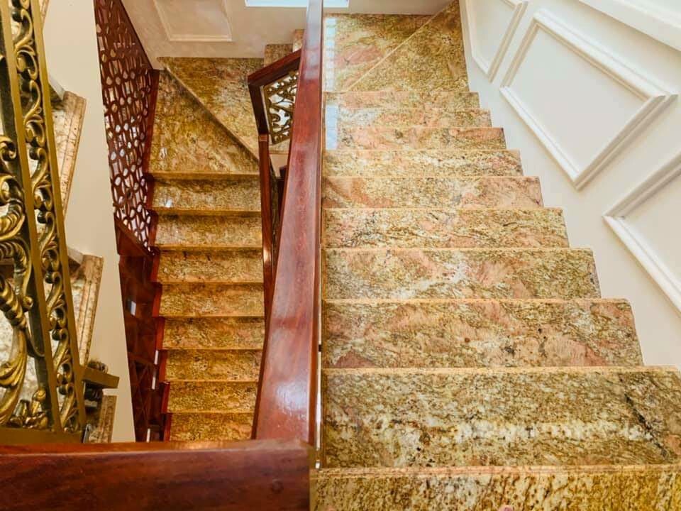 Đá vàng hoàng gia kết hợp tay vịn gỗ uốn lượn phong cách tân cổ điển